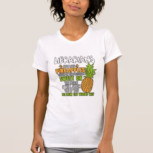 Camiseta Los Bibliotecarios Son Como Las Piñas. (Anverso)