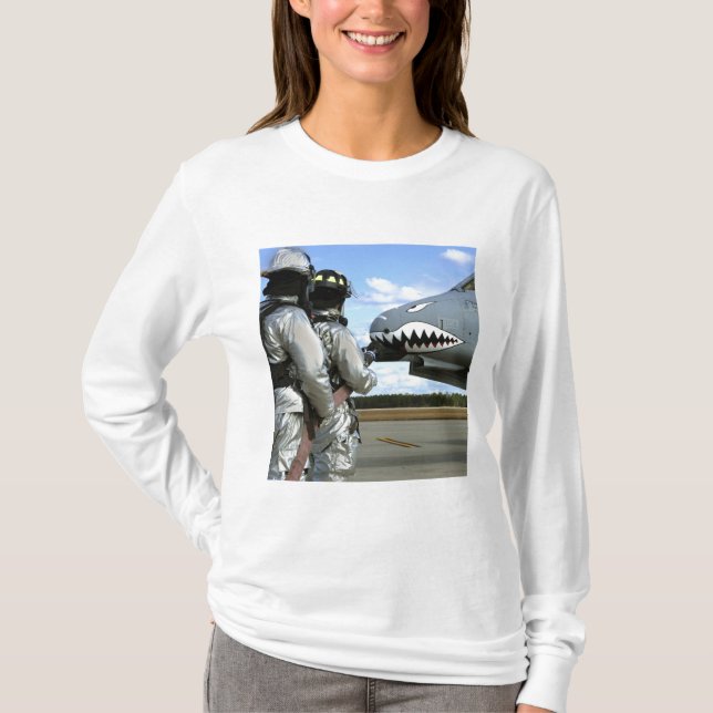 Camiseta Los bomberos despliegan una manguera de incendios  (Anverso)