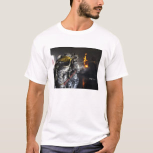 Camiseta Los bomberos extinguen un fuego en un ro de