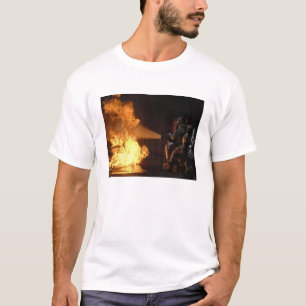 Camiseta Los bomberos extinguen un incendio de batería simu