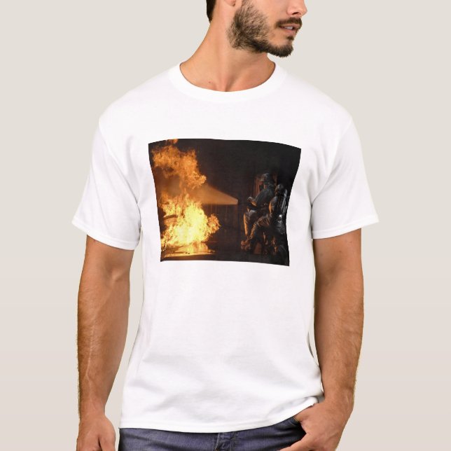 Camiseta Los bomberos extinguen un incendio de batería simu (Anverso)