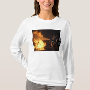 Camiseta Los bomberos extinguen un incendio de batería simu