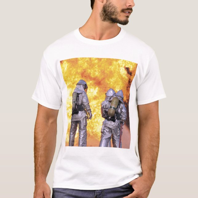 Camiseta Los bomberos extinguen un incendio en una aeronave (Anverso)
