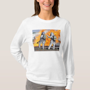 Camiseta Los bomberos luchan un fuego simulado