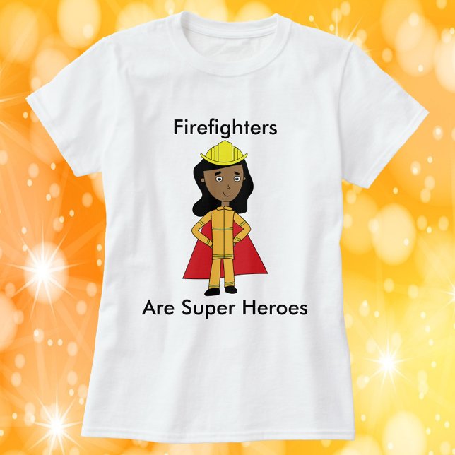 Camiseta Los bomberos son súper héroes mujeres negras (A shirt featuring a black female firefighter and reads, "Firefighters Are Super Heroes".)