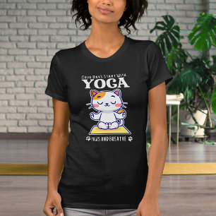 Camiseta Los buenos días del yoga para gatos graciosos empi