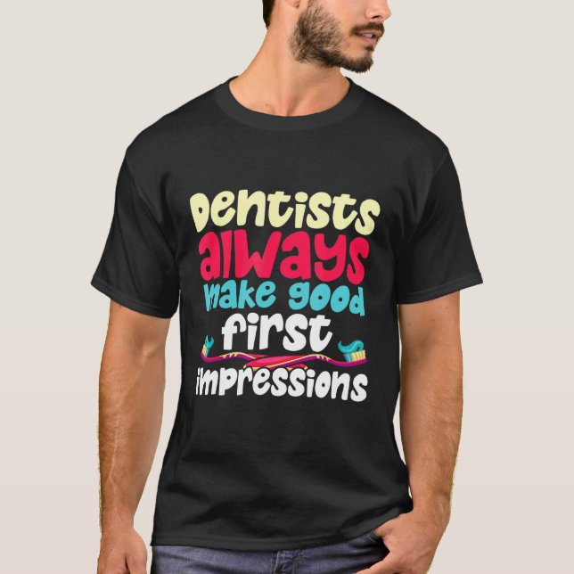 Camiseta Los Dentistas Siempre Hacen Diversas Impresiones. (Anverso)
