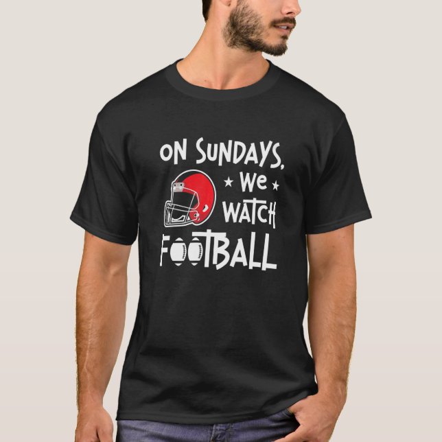 Camiseta Los domingos vemos al jugador de fútbol atacando a (Anverso)