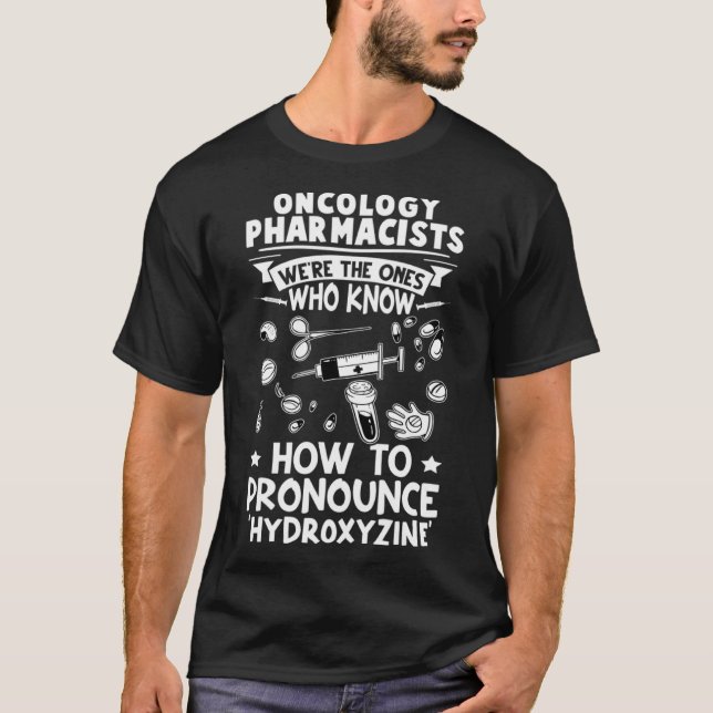 Camiseta Los Farmacéuticos Oncológicos Saben Cómo Pronuncia (Anverso)
