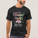 Camiseta Los gemelos gemelos más jóvenes de Birthday Funny<br><div class="desc">¿Buscando una graciosa camiseta gemela para llevar la rivalidad de hermanos a otro nivel? ¿Buscando esa hermana gemela menor o una camisa de hermano gemelo menor que hará que tu gemela mayor se vuelva loco? Aquí es para compartir momentos graciosos con tu gemela más vieja! Visita la marca de arriba...</div>