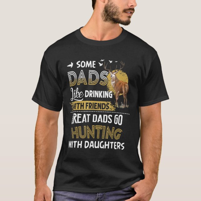Camiseta Los Grandes Padres Van A Cazar Con Las Hijas Día G (Anverso)