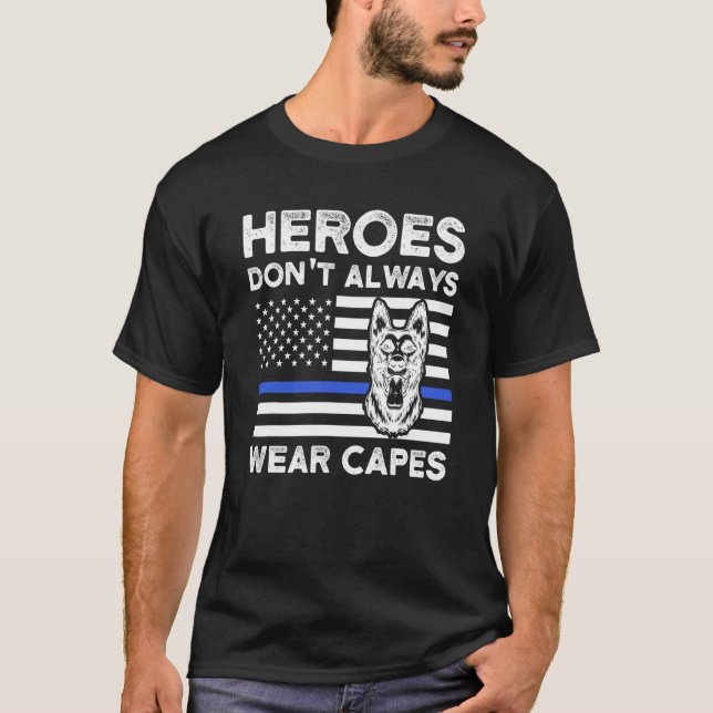 Camiseta Los héroes no siempre usan mayúsculas perro policí (Anverso)