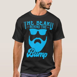 Camiseta Los Hombres Con La Barba Detrás Del Anuncio De Emb