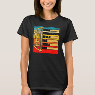 Camiseta Los Hombres Con Tiro Con Arco Nunca Subestiman A U