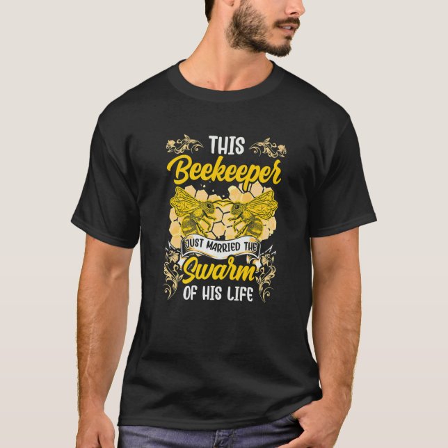 Camiseta Los Hombres De Este Abejador Se Casaron Con Su Enj (Anverso)
