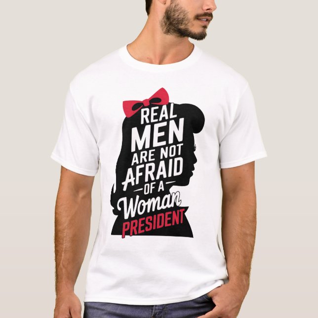 Camiseta Los Hombres De Verdad No Tienen Miedo A Una Mujer  (Anverso)