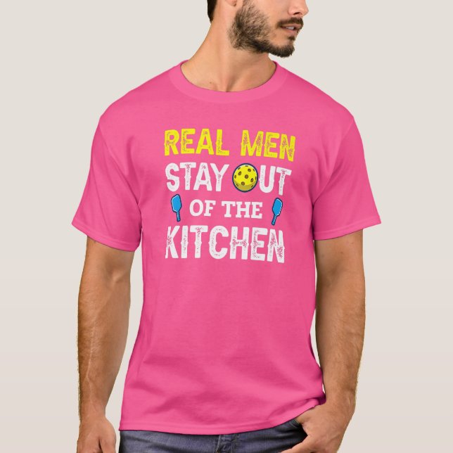 Camiseta Los Hombres De Verdad Se Quedan Fuera De La Cocina (Anverso)
