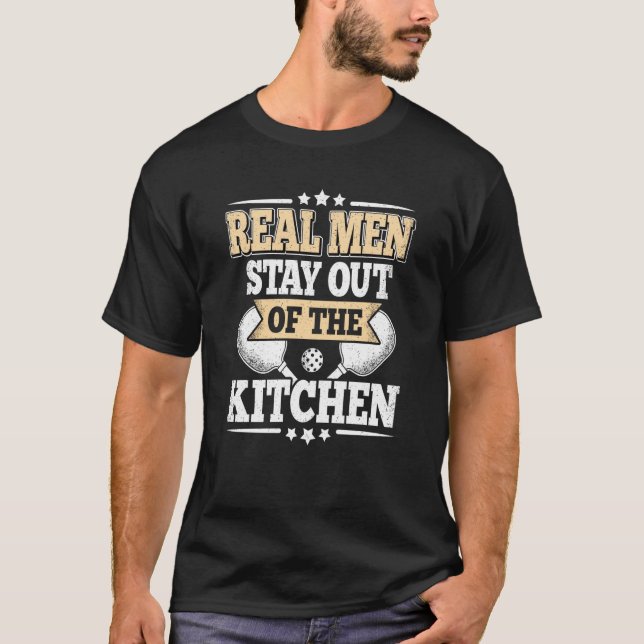 Camiseta Los Hombres De Verdad Se Quedan Fuera De La Cocina (Anverso)