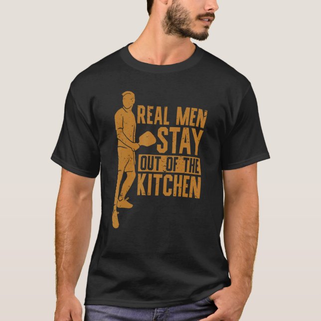 Camiseta Los Hombres De Verdad Se Quedan Fuera De La Cocina (Anverso)