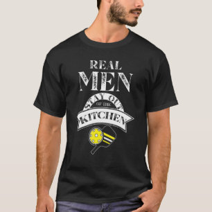 Camiseta Los Hombres De Verdad Se Quedan Fuera De La Cocina