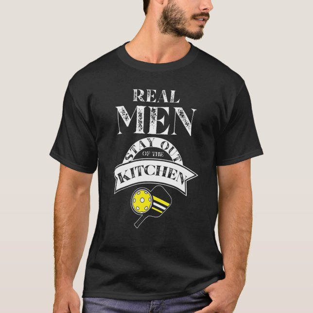 Camiseta Los Hombres De Verdad Se Quedan Fuera De La Cocina (Anverso)