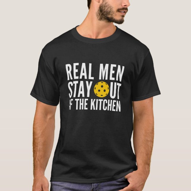Camiseta Los Hombres De Verdad Se Quedan Fuera De La Cocina (Anverso)