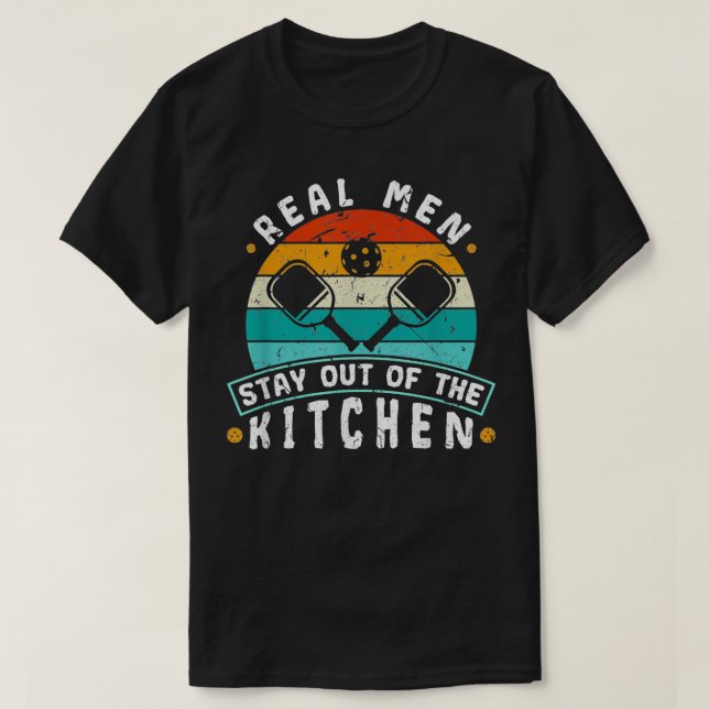 Camiseta Los Hombres De Verdad Se Quedan Fuera De La Cocina (Diseño del anverso)