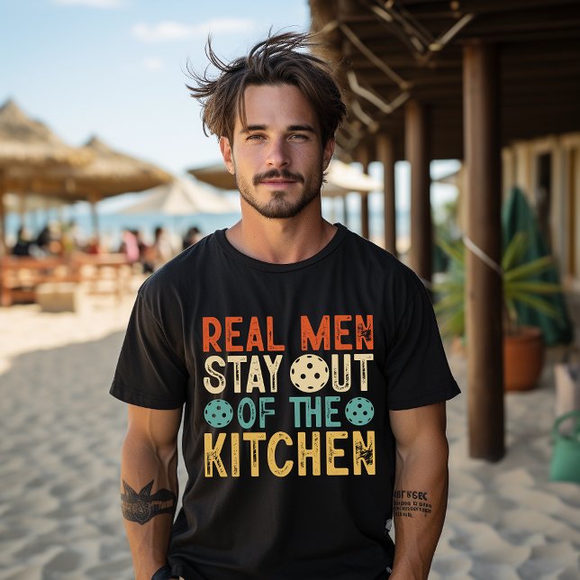 Camiseta Los Hombres De Verdad Se Quedan Fuera De La Cocina (Subido por el creador)