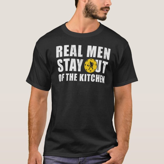 Camiseta Los Hombres De Verdad Se Quedan Fuera De La Cocina (Anverso)