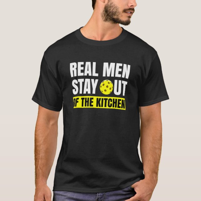 Camiseta Los Hombres De Verdad Se Quedan Fuera De La Cocina (Anverso)