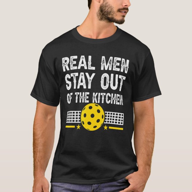 Camiseta Los Hombres De Verdad Se Quedan Fuera De La Cocina (Anverso)