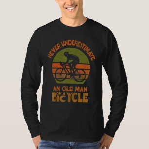 Camiseta Los Hombres En Bicicleta Nunca Subestiman A Un Vie
