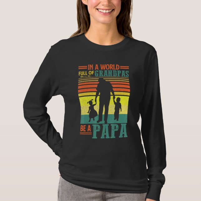 Camiseta Los Hombres En Un Mundo Lleno De Abuelos Sean Papa (Anverso)
