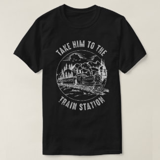 Camiseta Los Hombres Lo Llevan A La Estación De Tren Funny 