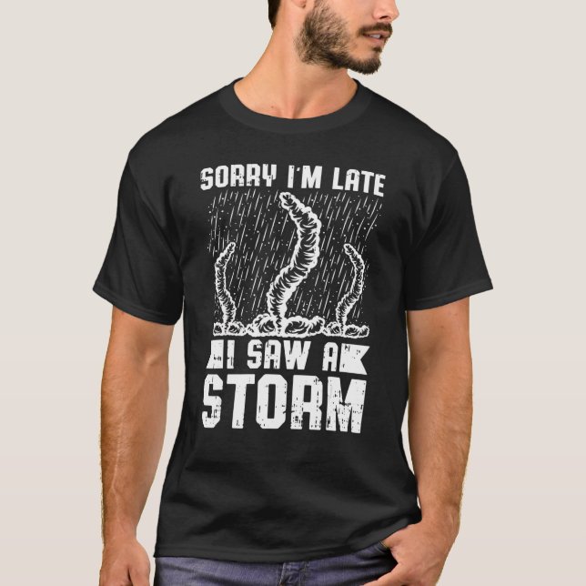 Camiseta Los Hombres Lo Siento Tarde, Vi Una Tormenta Persi (Anverso)