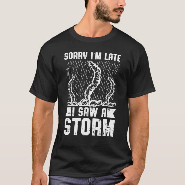 Camiseta Los Hombres Lo Siento Tarde, Vi Una Tormenta Persi (Anverso)