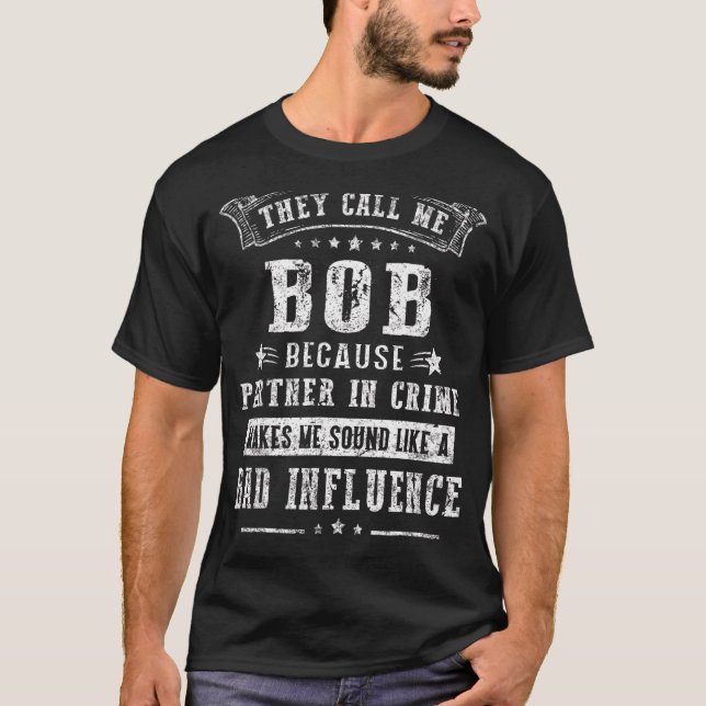 Camiseta Los Hombres Me Llaman Bob Porque Es Socio Del Crim (Anverso)