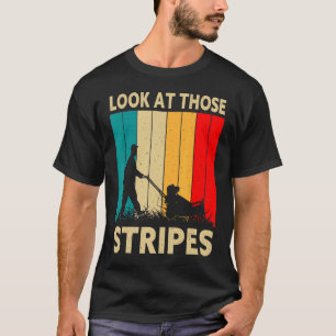 Camiseta Los Hombres Miran Esas Rayas De Césped Que Mueven