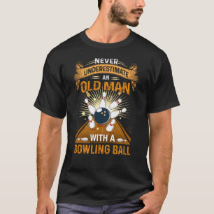 Camiseta Los hombres nunca subestiman a un anciano con un b