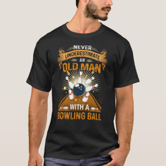 Camiseta Los hombres nunca subestiman a un anciano con un b