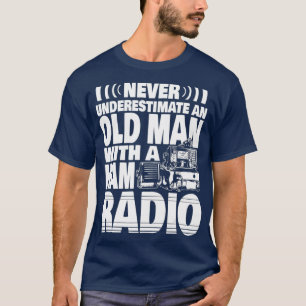 Camiseta Los hombres nunca subestiman a un anciano con un j