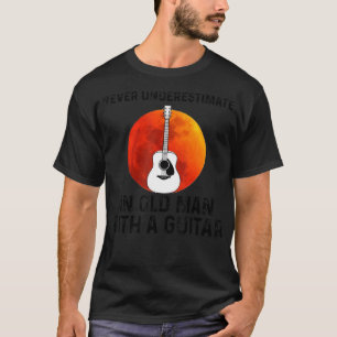 Camiseta Los hombres nunca subestiman a un anciano con una 