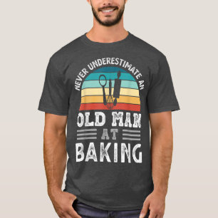 Camiseta Los hombres nunca subestiman a un anciano en la fl