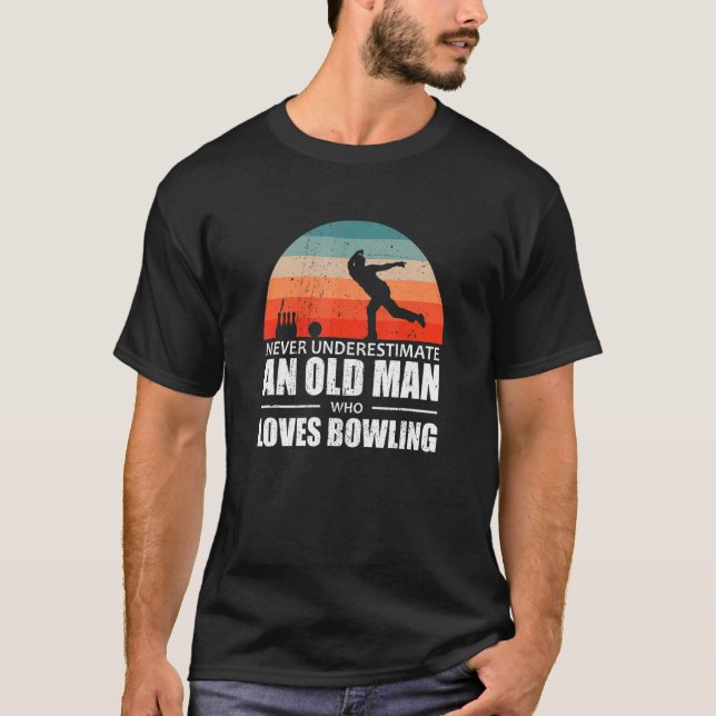 Camiseta Los hombres nunca subestiman a un anciano que ama  (Anverso)