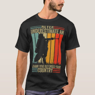 Camiseta Los hombres nunca subestiman a un anciano viejo ve