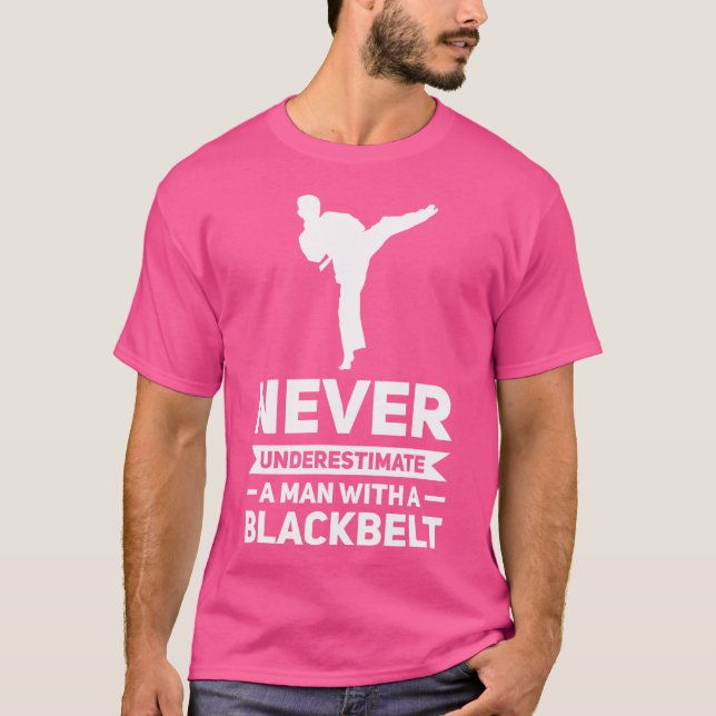 Camiseta Los Hombres Nunca Subestiman A Un Hombre De Karate (Anverso)