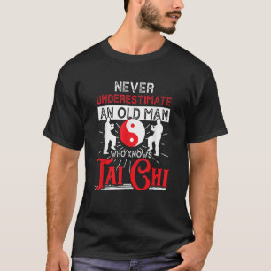 Camiseta Los Hombres Nunca Subestiman A Un Hombre Mayor Que