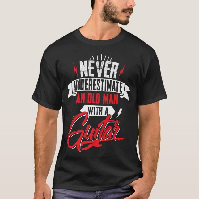 Camiseta Los Hombres Nunca Subestiman A Un Viejo Con Guitar (Anverso)