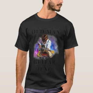 Camiseta Los Hombres Nunca Subestiman A Un Viejo Con Guitar