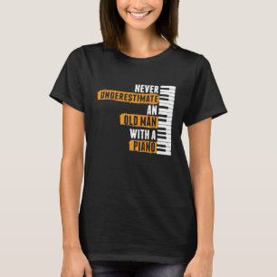 Camiseta Los Hombres Nunca Subestiman A Un Viejo Con Piano 